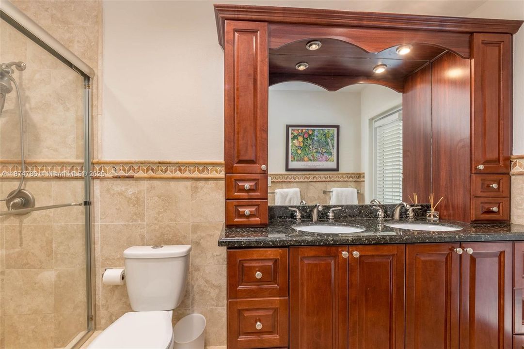 Недавно продано: $1,200,000 (4 спален, 2 ванн, 2089 Квадратных фут)