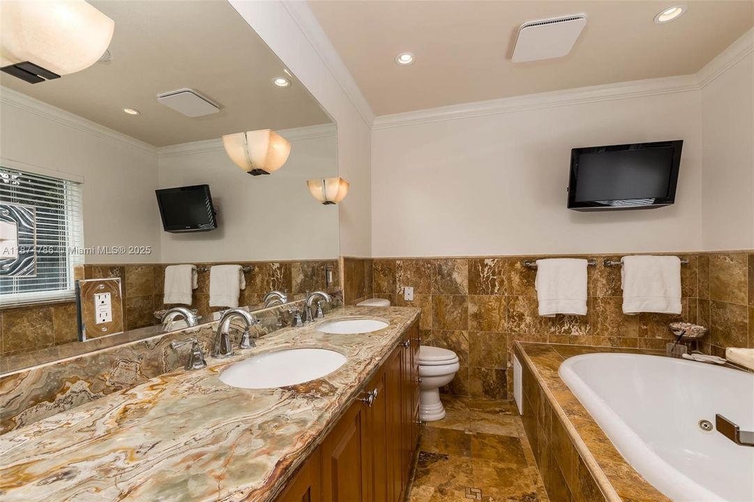 Недавно продано: $1,200,000 (4 спален, 2 ванн, 2089 Квадратных фут)