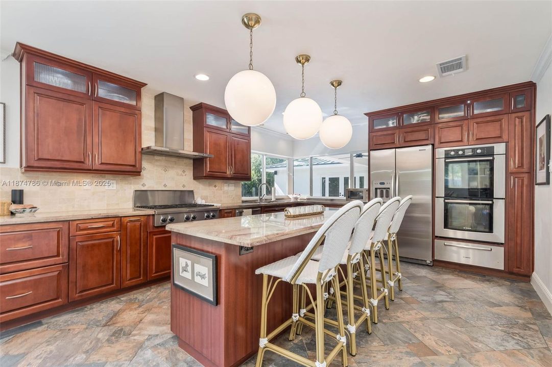 Недавно продано: $1,200,000 (4 спален, 2 ванн, 2089 Квадратных фут)