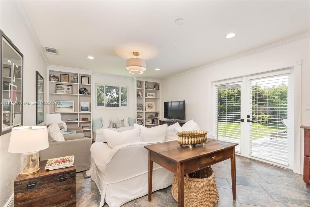 Недавно продано: $1,200,000 (4 спален, 2 ванн, 2089 Квадратных фут)