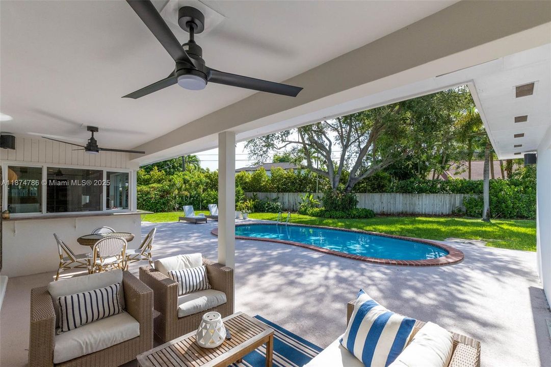 Недавно продано: $1,200,000 (4 спален, 2 ванн, 2089 Квадратных фут)