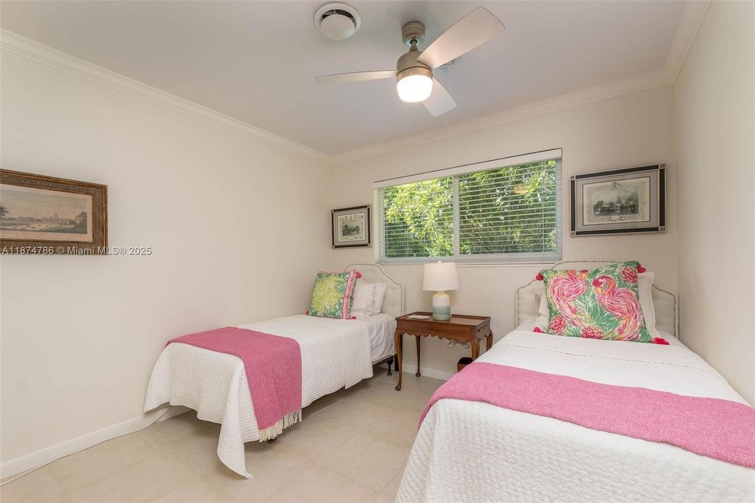 Недавно продано: $1,200,000 (4 спален, 2 ванн, 2089 Квадратных фут)