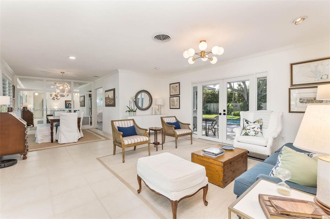 Недавно продано: $1,200,000 (4 спален, 2 ванн, 2089 Квадратных фут)