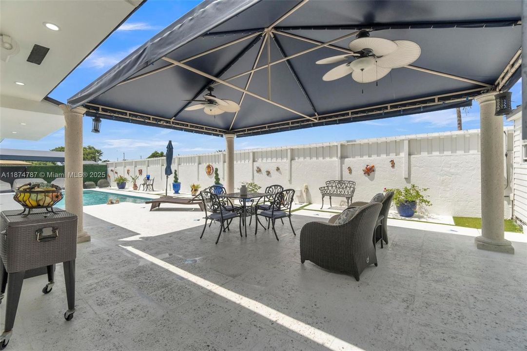 Под контрактом: $1,095,000 (4 спален, 2 ванн, 2649 Квадратных фут)