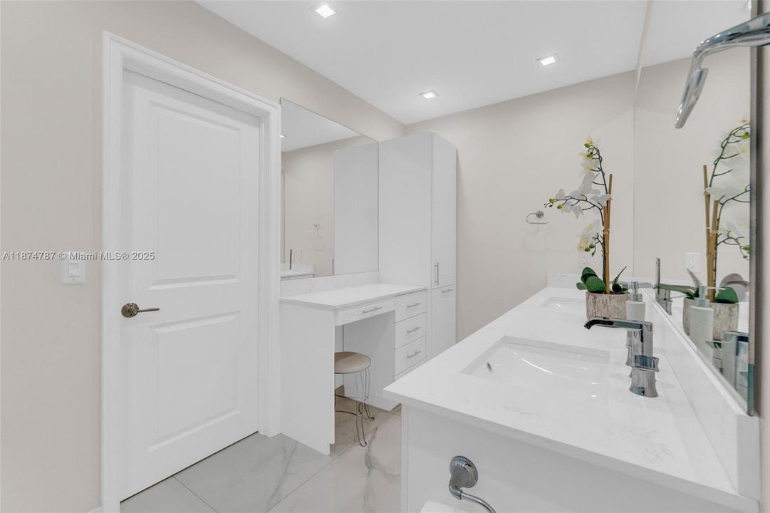 Под контрактом: $1,095,000 (4 спален, 2 ванн, 2649 Квадратных фут)