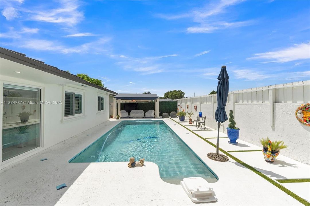 Под контрактом: $1,095,000 (4 спален, 2 ванн, 2649 Квадратных фут)