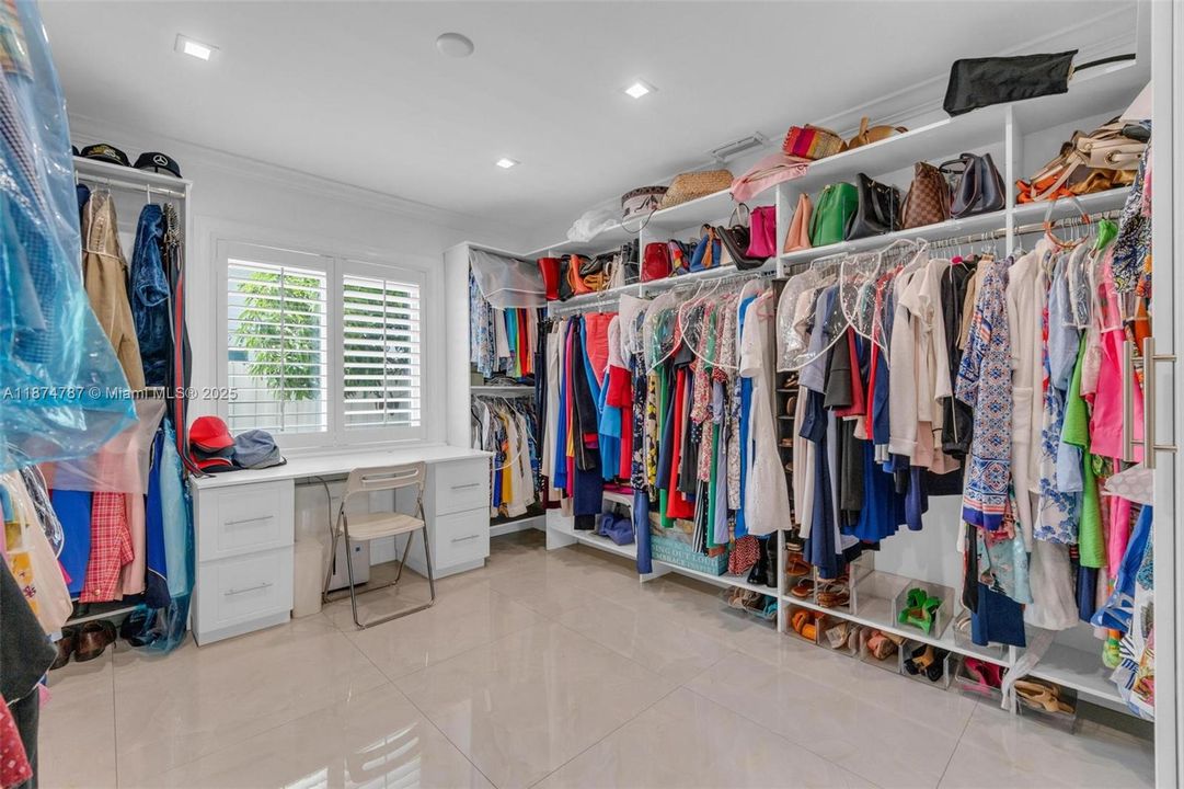 Под контрактом: $1,095,000 (4 спален, 2 ванн, 2649 Квадратных фут)