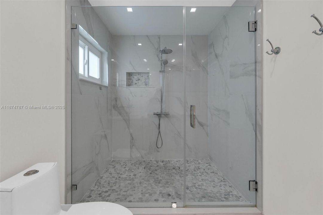 Под контрактом: $1,095,000 (4 спален, 2 ванн, 2649 Квадратных фут)