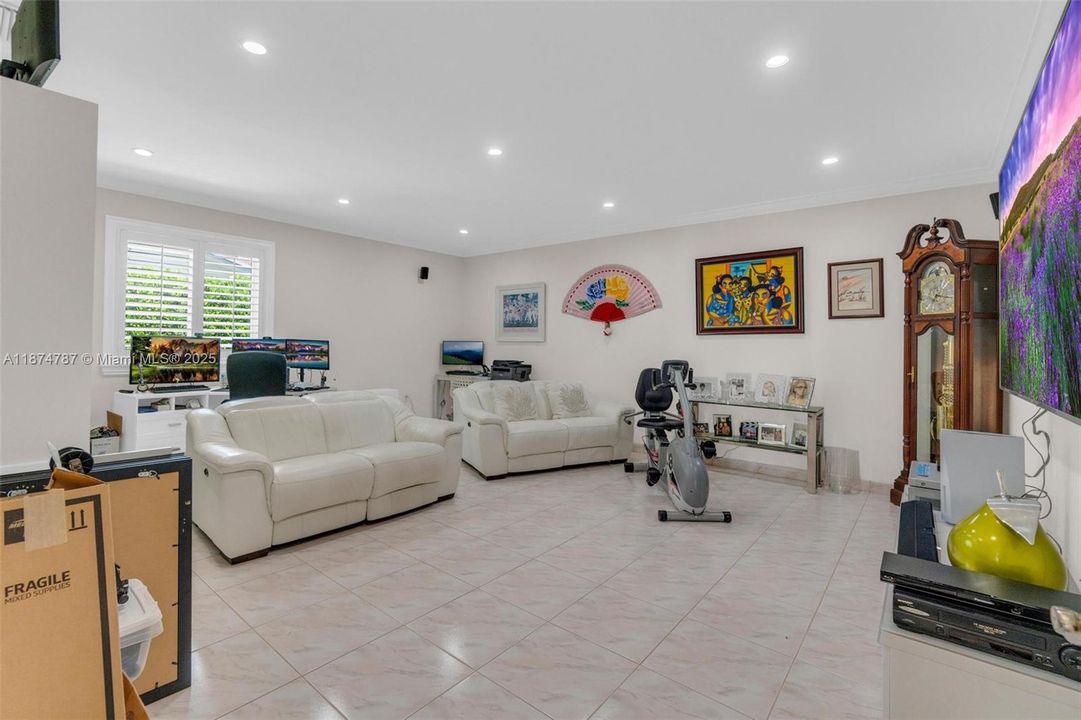 Под контрактом: $1,095,000 (4 спален, 2 ванн, 2649 Квадратных фут)