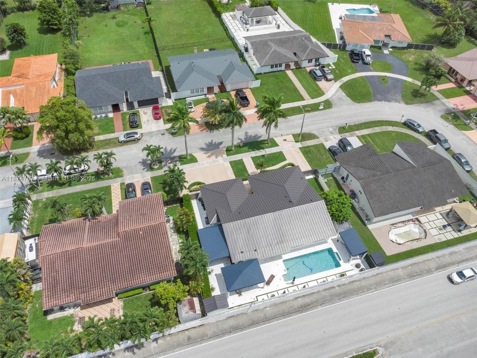 Под контрактом: $1,095,000 (4 спален, 2 ванн, 2649 Квадратных фут)