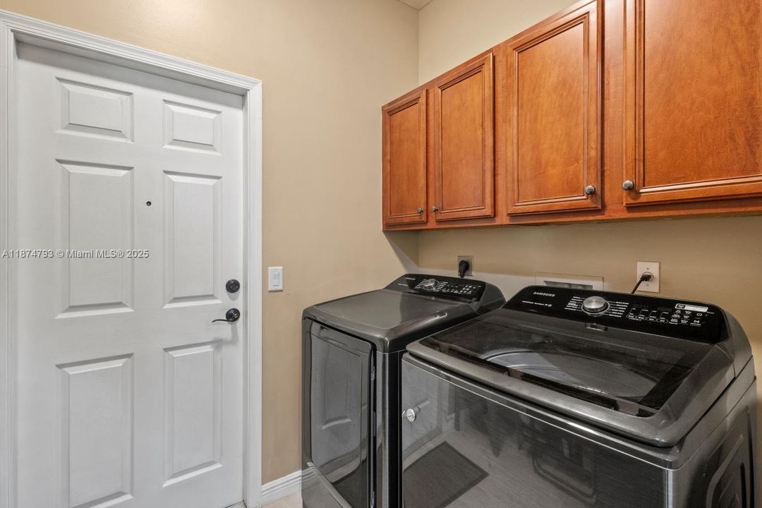 Recently Sold: $435,000 (3 beds, 2 baths, 1988 Square Feet)