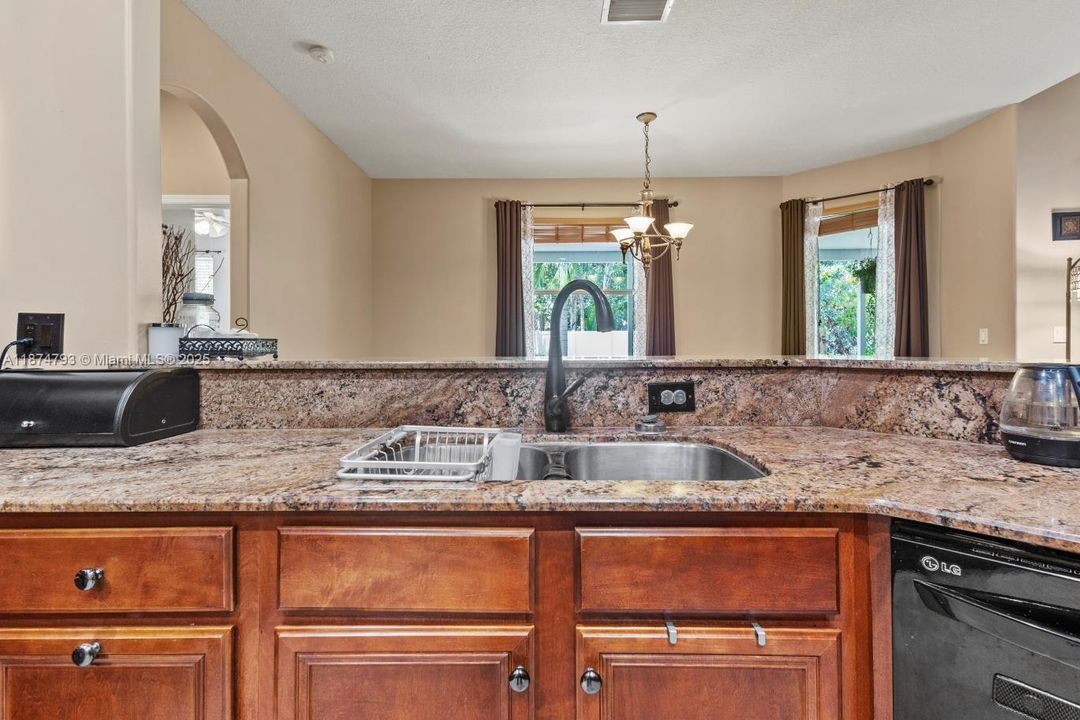 Recently Sold: $435,000 (3 beds, 2 baths, 1988 Square Feet)