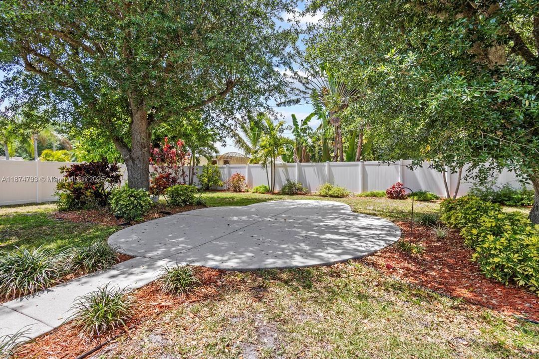 Recently Sold: $435,000 (3 beds, 2 baths, 1988 Square Feet)