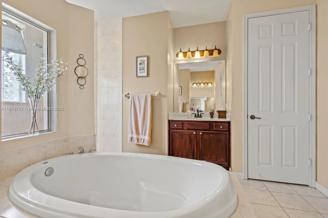 Recently Sold: $435,000 (3 beds, 2 baths, 1988 Square Feet)