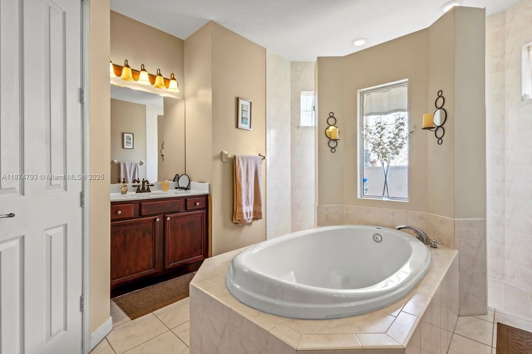 Recently Sold: $435,000 (3 beds, 2 baths, 1988 Square Feet)