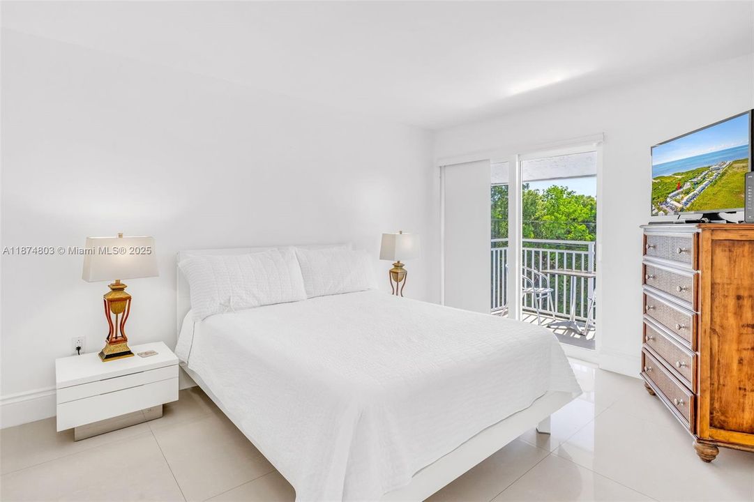 For Sale: $890,000 (3 beds, 3 baths, 930 Square Feet)