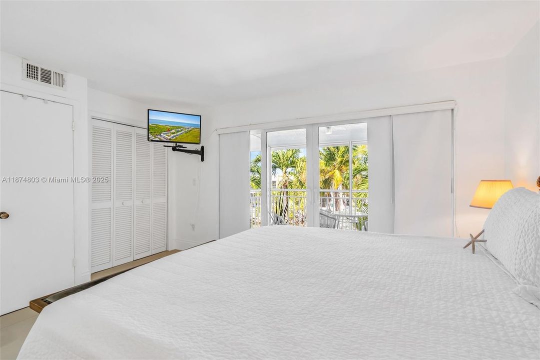 For Sale: $890,000 (3 beds, 3 baths, 930 Square Feet)