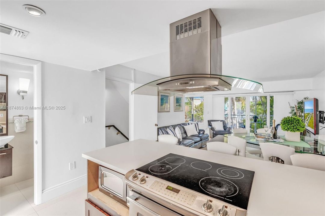 For Sale: $890,000 (3 beds, 3 baths, 930 Square Feet)