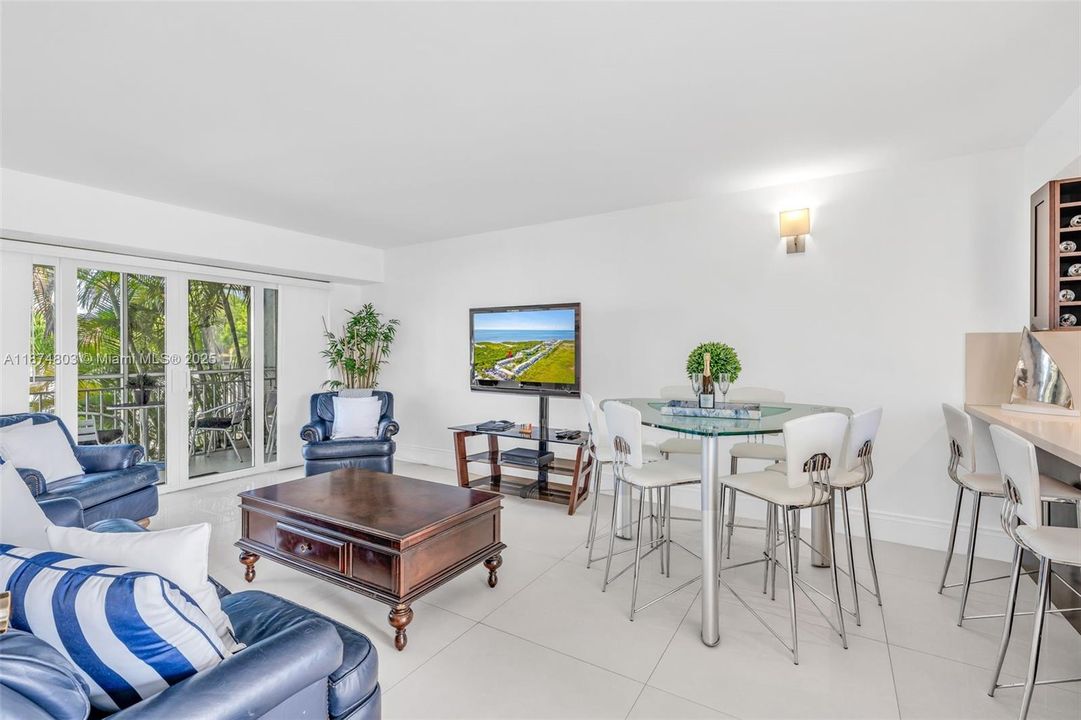 For Sale: $890,000 (3 beds, 3 baths, 930 Square Feet)