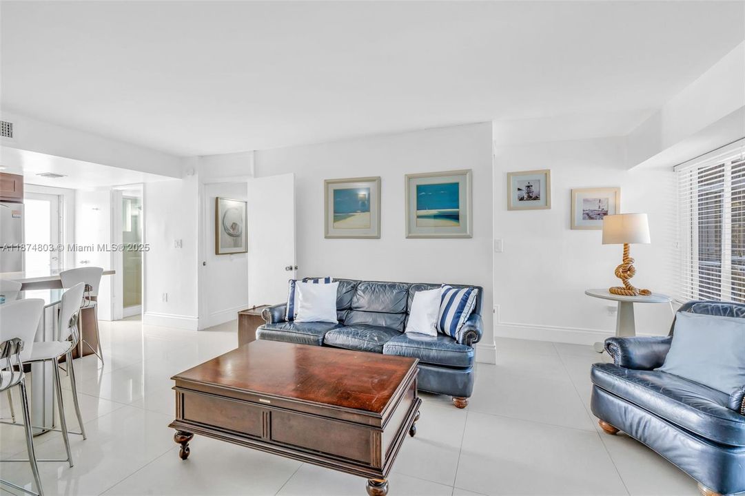 For Sale: $890,000 (3 beds, 3 baths, 930 Square Feet)