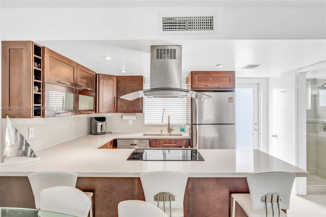 For Sale: $890,000 (3 beds, 3 baths, 930 Square Feet)