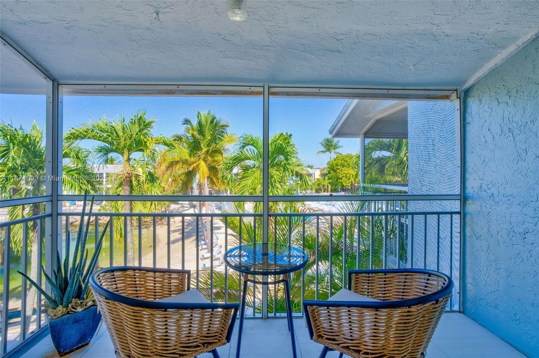 For Sale: $890,000 (3 beds, 3 baths, 930 Square Feet)