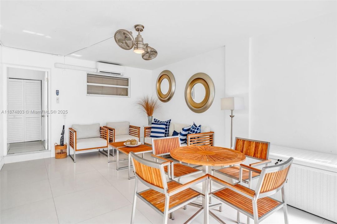 For Sale: $890,000 (3 beds, 3 baths, 930 Square Feet)