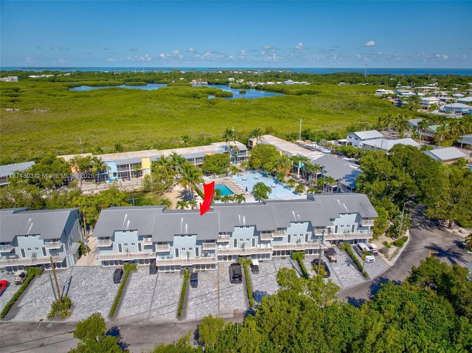 For Sale: $890,000 (3 beds, 3 baths, 930 Square Feet)