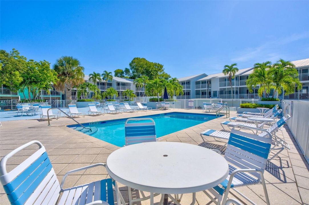 For Sale: $890,000 (3 beds, 3 baths, 930 Square Feet)