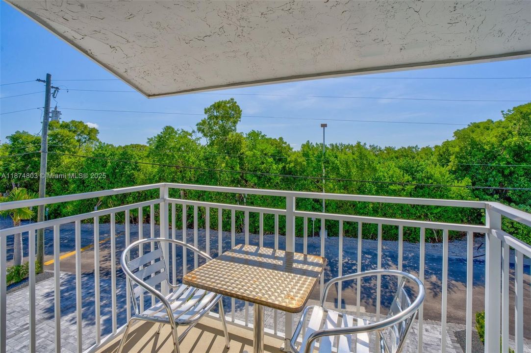 For Sale: $890,000 (3 beds, 3 baths, 930 Square Feet)