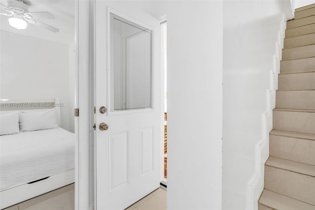 For Sale: $890,000 (3 beds, 3 baths, 930 Square Feet)