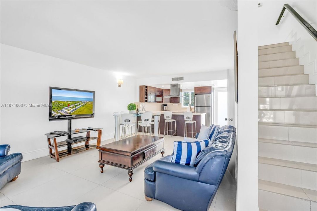 For Sale: $890,000 (3 beds, 3 baths, 930 Square Feet)