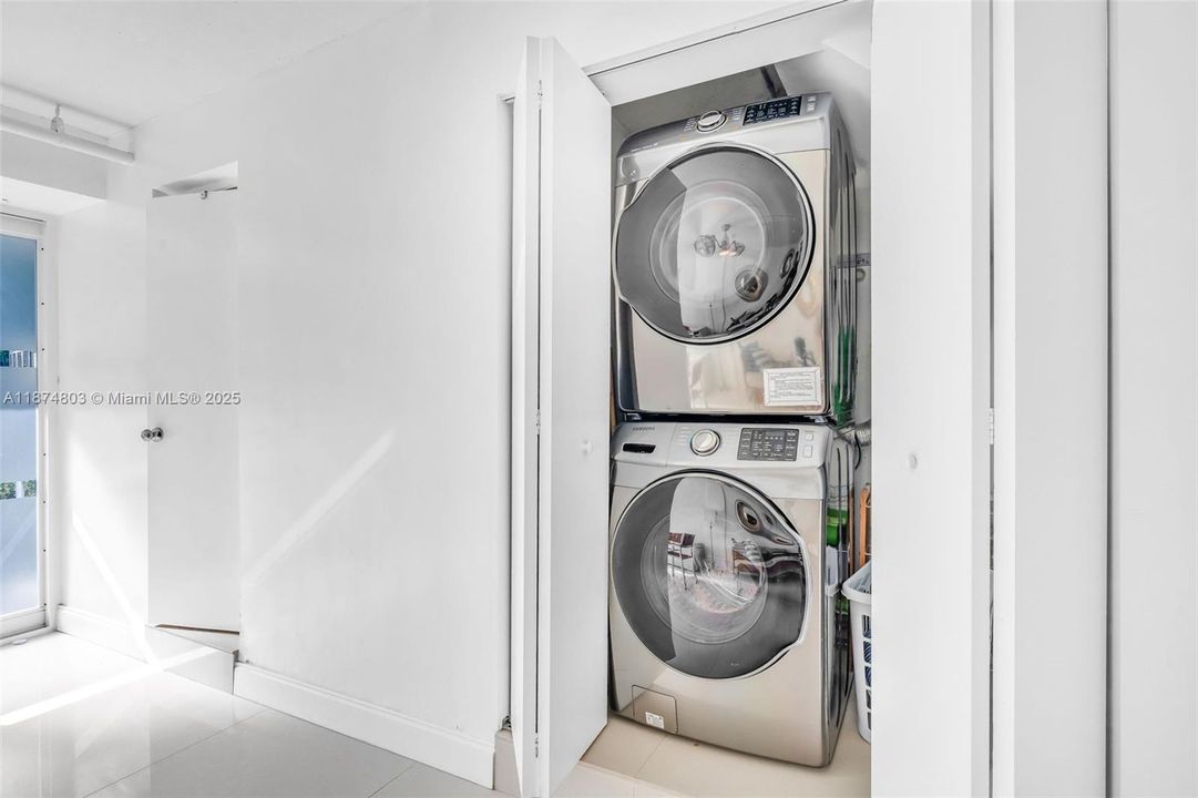 For Sale: $890,000 (3 beds, 3 baths, 930 Square Feet)