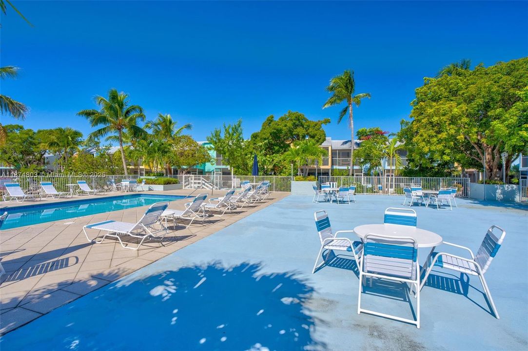 For Sale: $890,000 (3 beds, 3 baths, 930 Square Feet)