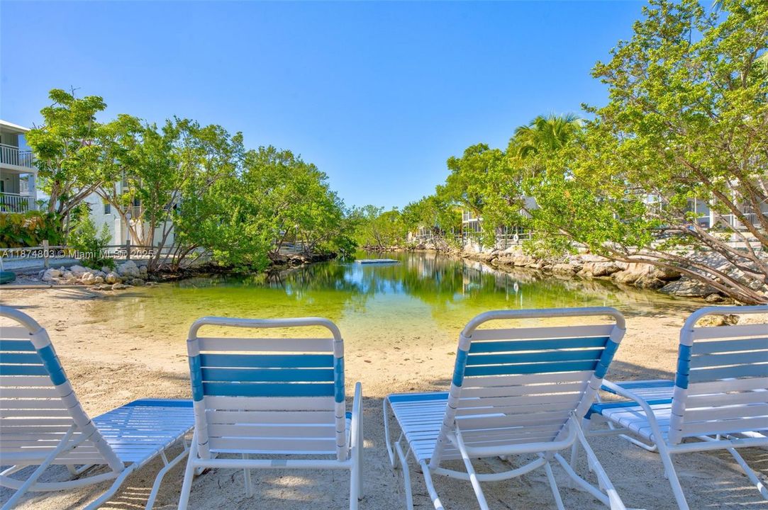 For Sale: $890,000 (3 beds, 3 baths, 930 Square Feet)