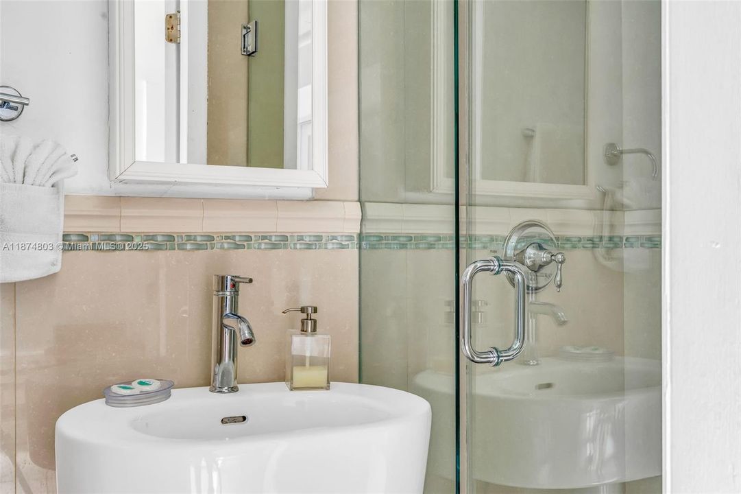 For Sale: $890,000 (3 beds, 3 baths, 930 Square Feet)