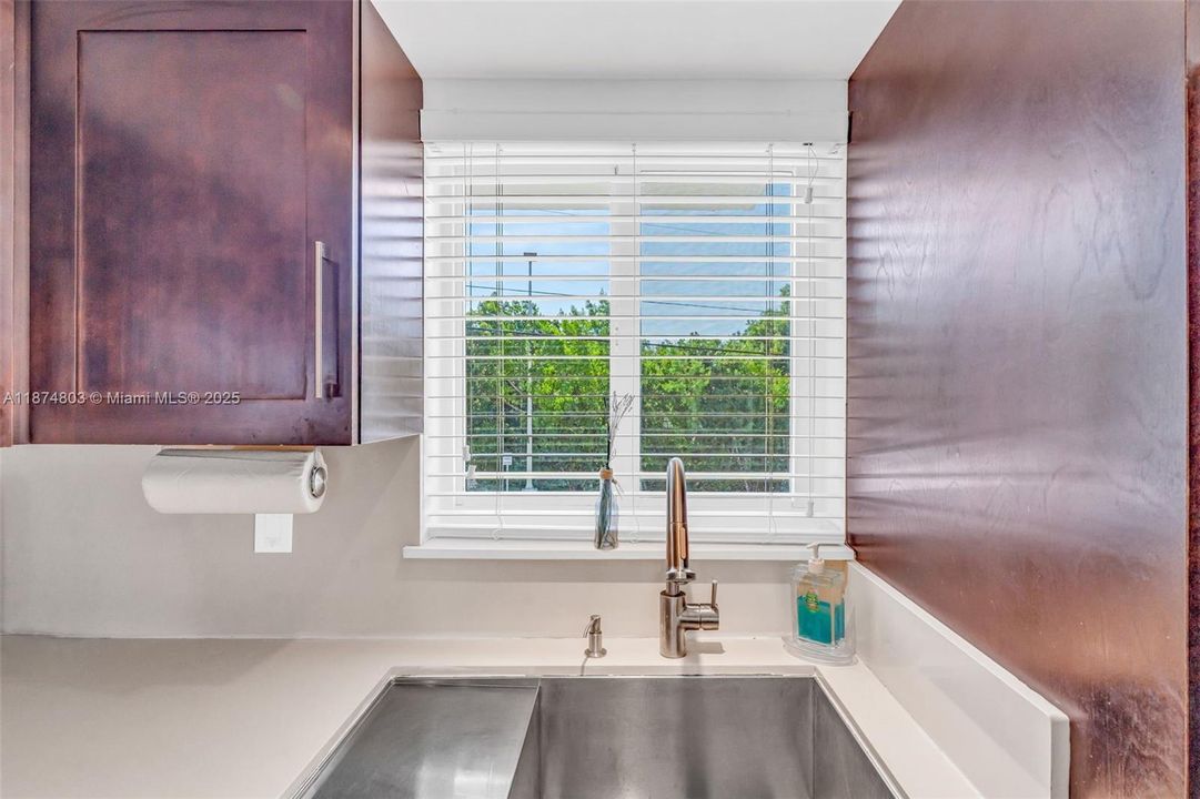 For Sale: $890,000 (3 beds, 3 baths, 930 Square Feet)