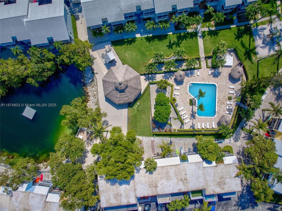 For Sale: $890,000 (3 beds, 3 baths, 930 Square Feet)