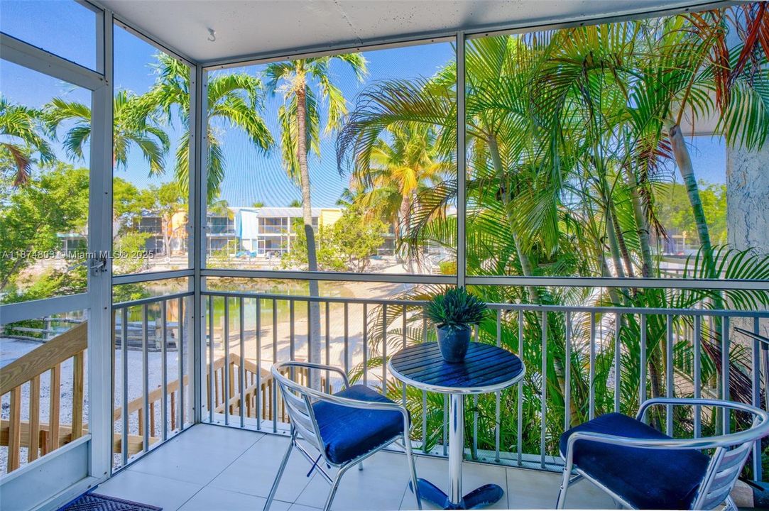 For Sale: $890,000 (3 beds, 3 baths, 930 Square Feet)