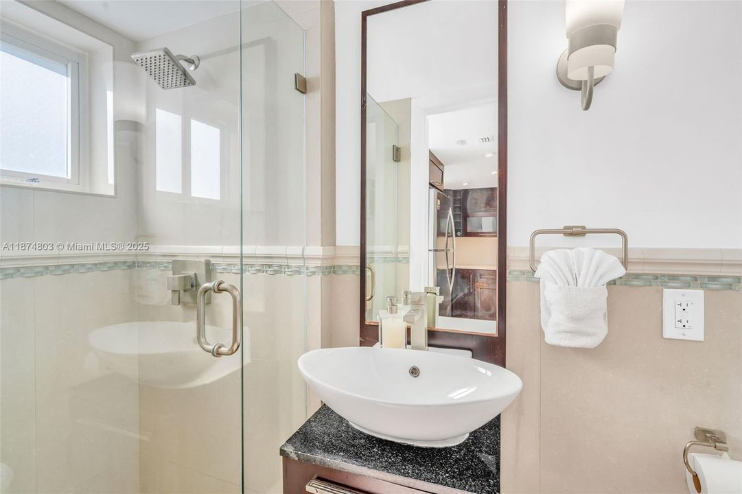 For Sale: $890,000 (3 beds, 3 baths, 930 Square Feet)