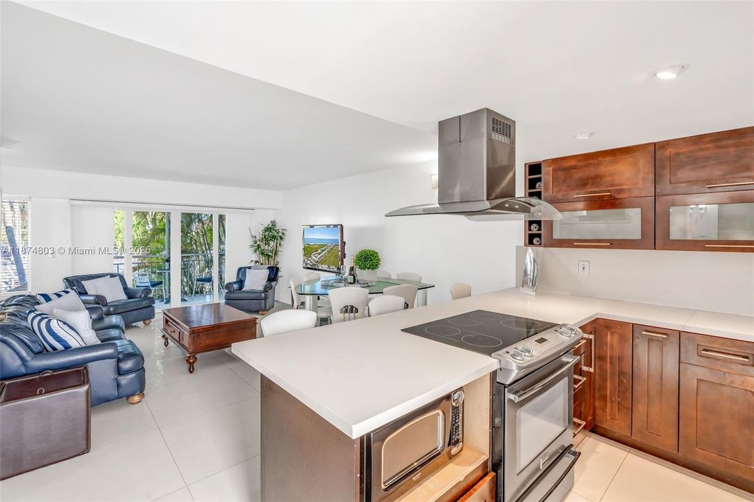 For Sale: $890,000 (3 beds, 3 baths, 930 Square Feet)