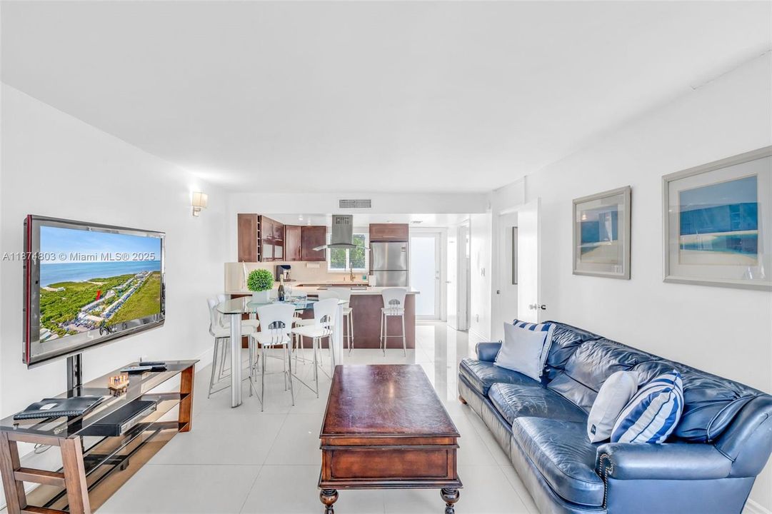 For Sale: $890,000 (3 beds, 3 baths, 930 Square Feet)