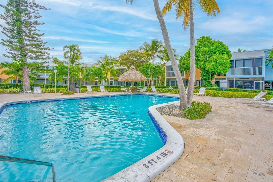 For Sale: $890,000 (3 beds, 3 baths, 930 Square Feet)