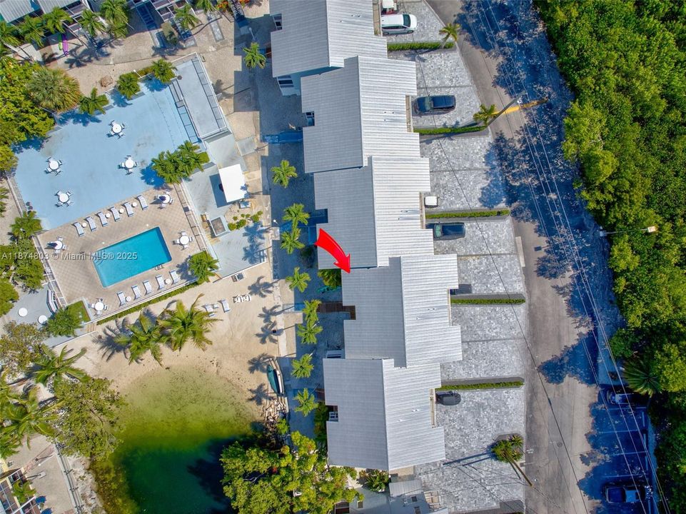 For Sale: $890,000 (3 beds, 3 baths, 930 Square Feet)