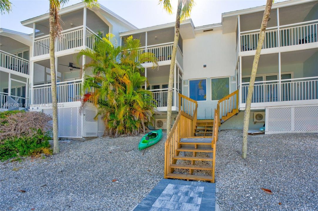 For Sale: $890,000 (3 beds, 3 baths, 930 Square Feet)