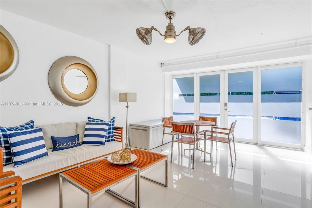 For Sale: $890,000 (3 beds, 3 baths, 930 Square Feet)