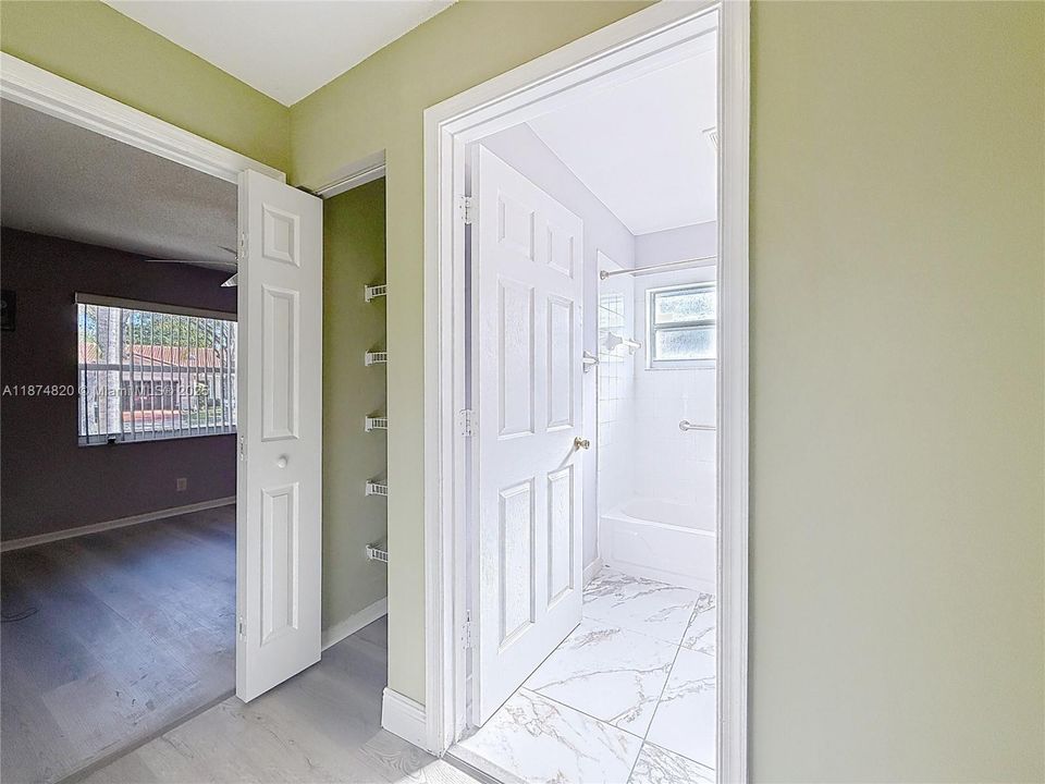 Под контрактом: $329,900 (3 спален, 2 ванн, 1304 Квадратных фут)