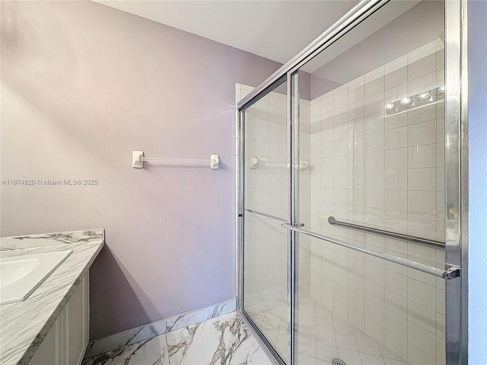 Под контрактом: $329,900 (3 спален, 2 ванн, 1304 Квадратных фут)
