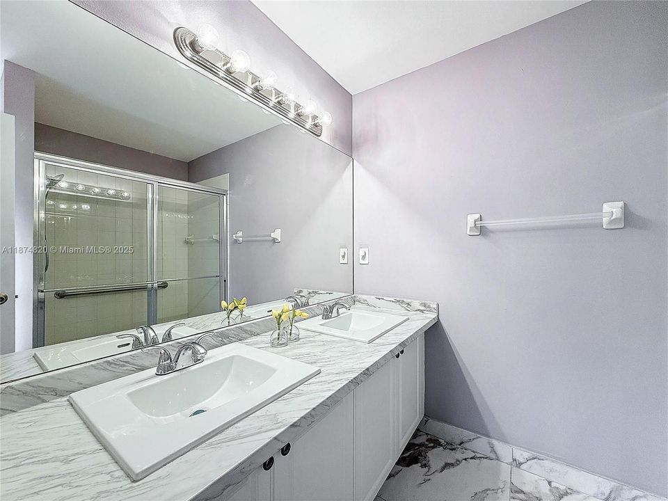 Под контрактом: $329,900 (3 спален, 2 ванн, 1304 Квадратных фут)
