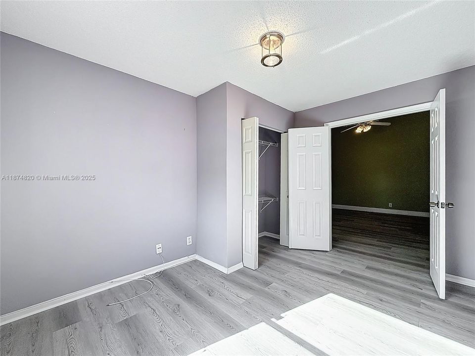 Под контрактом: $329,900 (3 спален, 2 ванн, 1304 Квадратных фут)